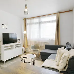 Stylish Two Bedroom London, West Kensington Apartment