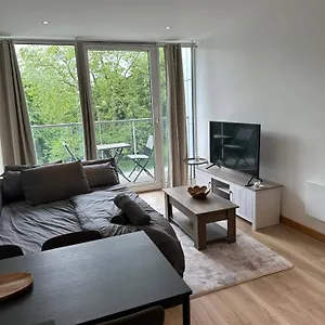 Modern Chelsea Bridge - Battersea Park View Apartment