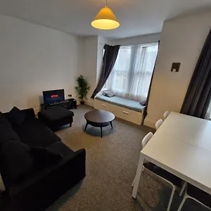 Lovely 3 Bedroom Serviced In Leytonstone Apartment London