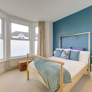 Apartment Stylish 2-bed Near Station-wifi London