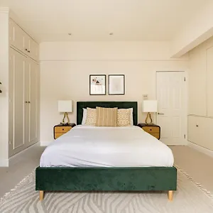 The Chelsea Nest - Stylish 2bdr With Balcony Apartment *