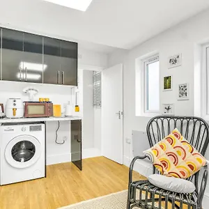 Apartment Flat, Snacks, Coffee, Toiletries, Free Parking, Flat 7 *