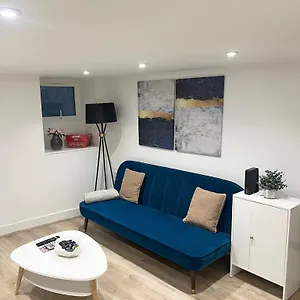 Cosy 1 Bedroom Flat In Apartment