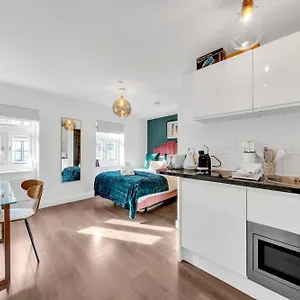 Apartment Urban Elegance Luxury Living With Kitchenette *