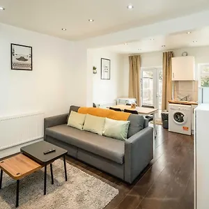 Lovely 3 Bed House In