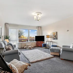 Spacious2br-balcony-parking-25mincentrallondon Apartment *