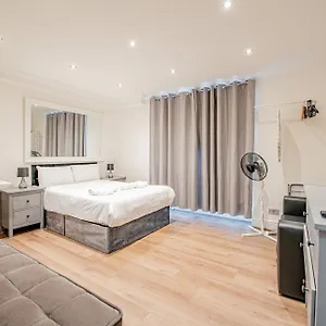 Stylish Elegant Hyde Park Flat Apartment London