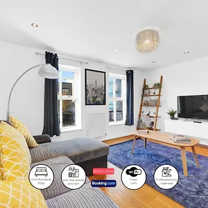 Lovely 3 Bedroom House Short Term & Flexible Renting Limehouse With Private Parking And Garden! Apartmán Londýn