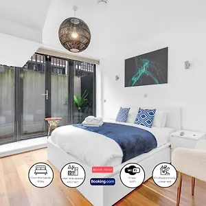 Loft-style 3 Bed Short Term & Flexible Renting Hoxton With Free Wifi & Terrace ! *