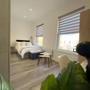 Flat 20 Min From Center