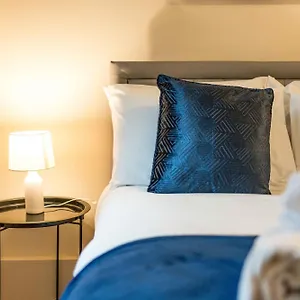 4 Bed Flat - Sleep 8 Apartment London