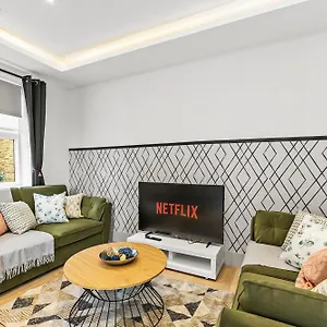 Stunning 2 Bed Flat In - Sleeps 8 -balcony Apartment