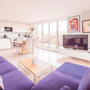 Modern 2 Bed Flat In Battersea Close To Transport Apartment