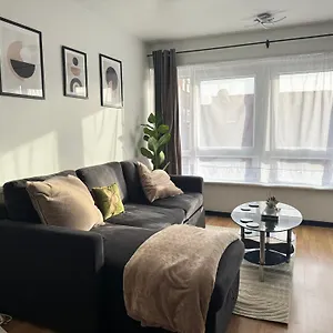 Cosy 2br Flat, Near Station In London Apartment Raynes Park