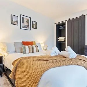 Apartment Cozy And Quiet 2 Minutes Walk From Main Street Flat W Garden *