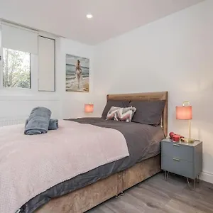 Apartment Lovely 2-bedroom With Balcony And Park View