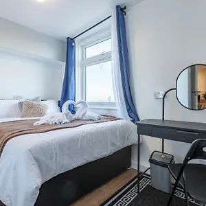 Shepherds Haven Luxury 4 Bed Flat With Self Check In London