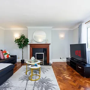 2 Bed In East Croydon Perfect For Workers & Leisure Stays, Tram Stop 2 Mins Walk Apartment
