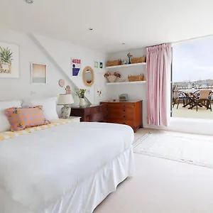 Barons Court 3 Bed, 50 Meters From Queens Tennis Club Apartment *