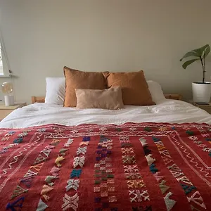 Airy One-bed In Limehouse With Views Of The Apartment London