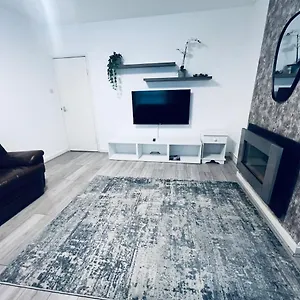 Apartment Elegant Urban Escape In
