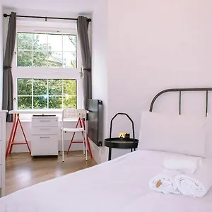 4-bedroom Flat Near Central, 2-min Walk To Metro Apartment
