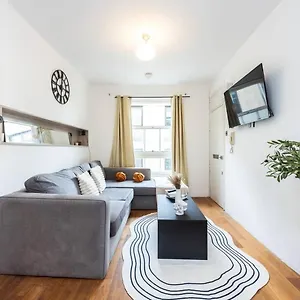 Spacious 2 Bedroom Old Street - Sleeps 6 London