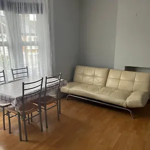 First Floor 1 Bed With Lounge And Kitchen Apartment *