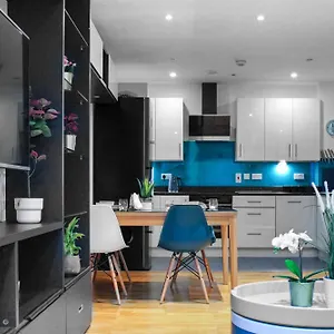 Apartment Walk To King's Hospital,private Terrace,828 Sq Ft,workspace *