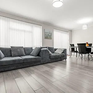 Apartment 4 Bed And 3 Bath House In Harrow, London, 30 Mins To Euston
