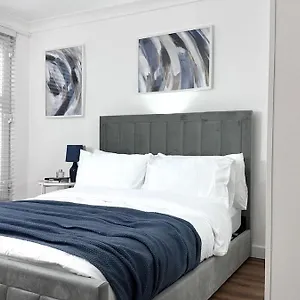 Cosy 2 Bedroom Modern Apartment *
