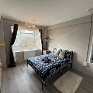 Huge 5 Bedroom Flat For 10 People 2 Min Away From Emirates Stadium Zone 2 *