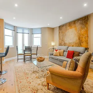Stylish With Patio In Clapham, 14 Min Tube Apartment