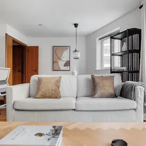 Londwell, Canary Wharf Riverside Retreat, Balcony & Views London
