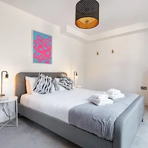 Eye ,split Level And Private Patio,sleeps 6 Apartment *