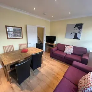 4 Bedroom - 5 Mins To Tube Apartment