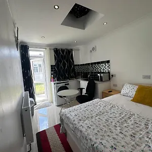 Guest house Luxury Ensuite In Crayford Dartford Bexley London With Full Kitchen And Side Garden Alleyway Entrance *
