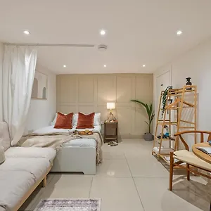 Chic Hideaway In Little Venice Apartment