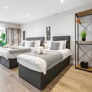 Spacious Studio- 20min To London