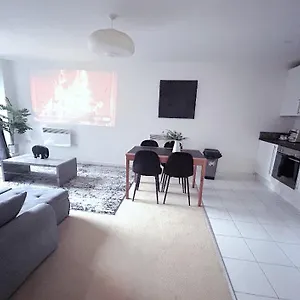 O2 & Excel Zone 2 Sleeps 6 Apartment London
