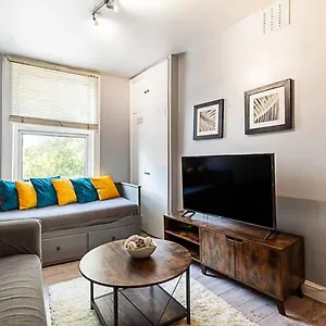 Clapham - 3 Bedroom Flat Apartment *