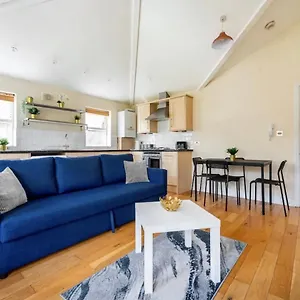 Apartment Lovely 3-bed 20 Minutes To *
