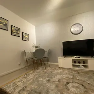 One Bedroom Flat In Chiswick W4 Apartment