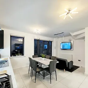 Holiday home Modern Beautiful 5 Bed -sleeps 13 - Free Parking Coulsdon