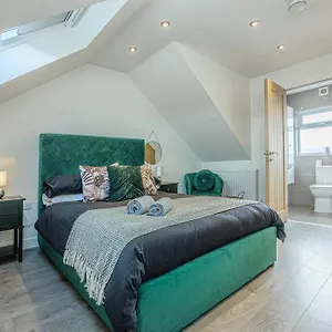 Spacious 3-bed In The Heart Of Modern Comfort & Convenience *