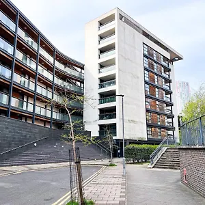 Deluxe Entire With 2x Bedrooms, 2x Bathrooms And A Big Living In The Olympic Park And Westfield At Stratford Aparthotel