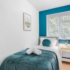 Stylish 4-bedroom Getaway Free Parking