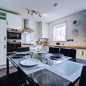 2 Bedroom Flat Near Westfield, Hospital, Stadium & Uni *
