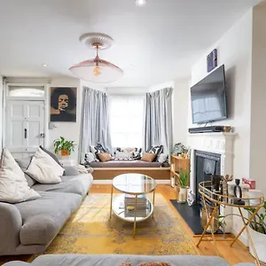 Charming In Shepherds Bush *