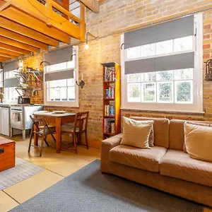 Historic Detached House With Private Courtyard Apartment London